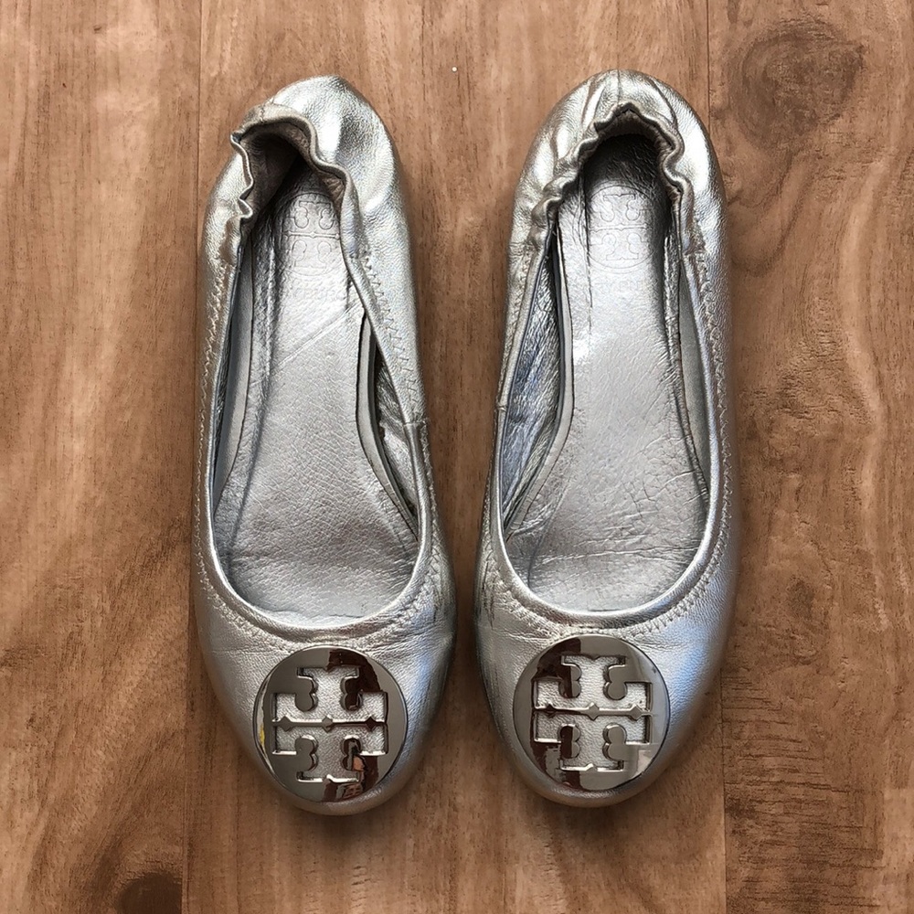 TORY BURCH ‘Minnie’ Flats. Silver. Size 6.